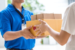 Does FedEx Deliver to Apartment Doors?