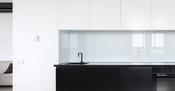 Glass backsplash in modern clean kitchen